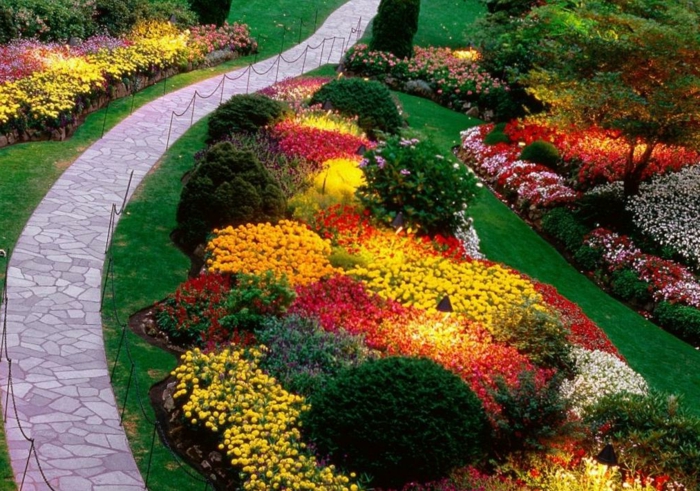 decoracion patios, bonita cama de flores y arbustos para tu jardín, sendero estrecho enpedrado