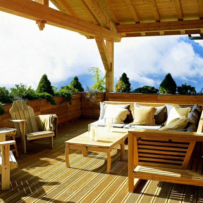 como hacer un jardin, ideas para convertir tu terraza en un jardín, glorieta de madera en color claro, cojines decorativos