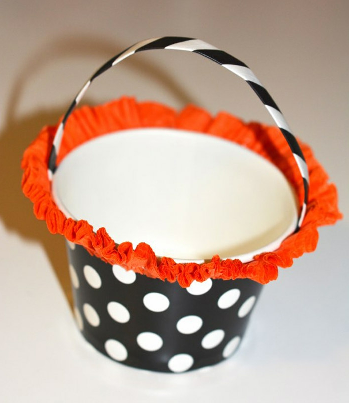 manualidades de halloween, pasos para adornar una cesta de cartón, decoración de papel naranja, cesta en blanco y negro