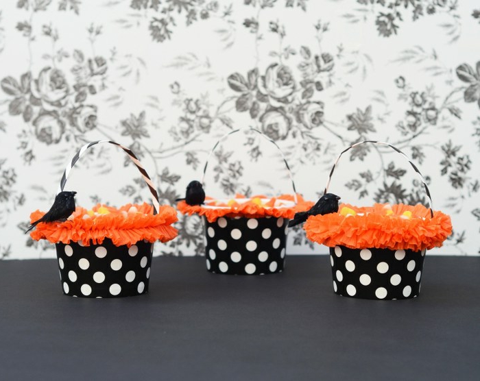 manualidades de halloween, tres cestas en blanco, negro y anaranjado, forma de sombrero, decoración con cuervo