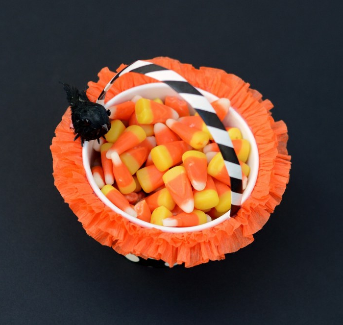 manualidades de halloween para niños, cesta para dulces y caramelos, de color amarillo y naranja, decoración de papel crepe color naranja