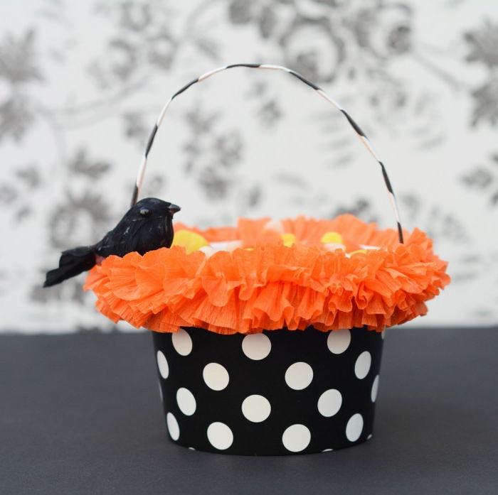 manualidades halloween, cesta de cartulina con decoración de volantes en color naranja, cesta para dulces y bonbones