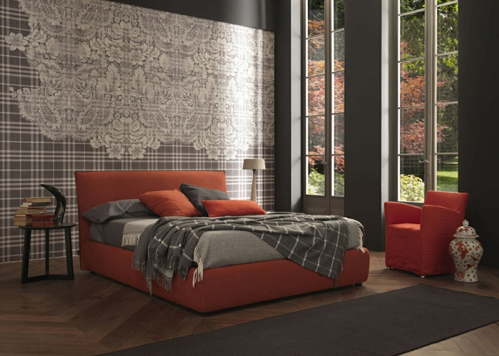 como pintar una habitacion, dormitorio moderno con papel pintado en figuras geométricas y encaje, cama naranja y gris, grandes ventanas