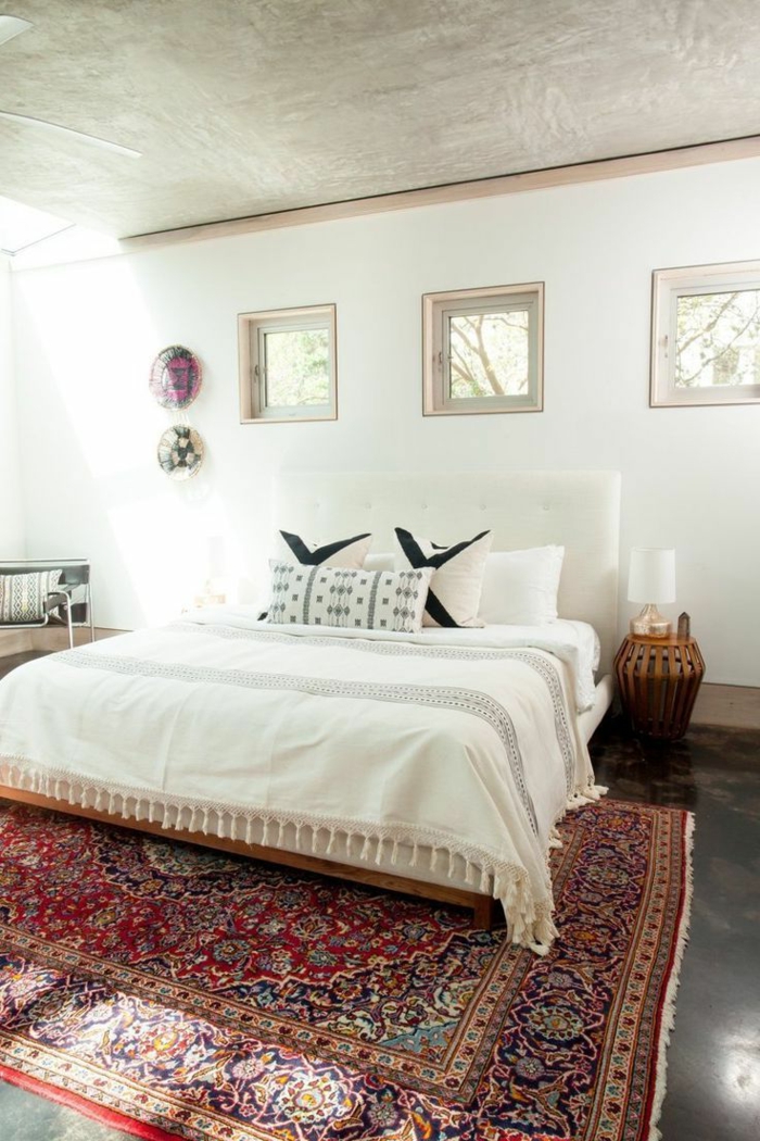 como pintar una habitacion, dormitorio con alfombra persa, tres ventanas cuadradas, cama doble con cojines
