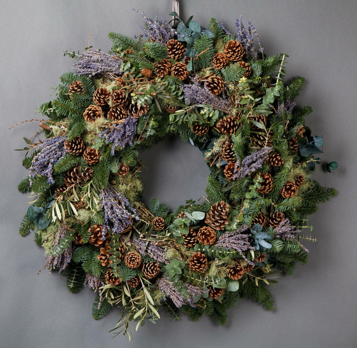 decoracion anvideña casera, corona verde de navidad con ramos verdes de pino y junipero, lavanda y piñas