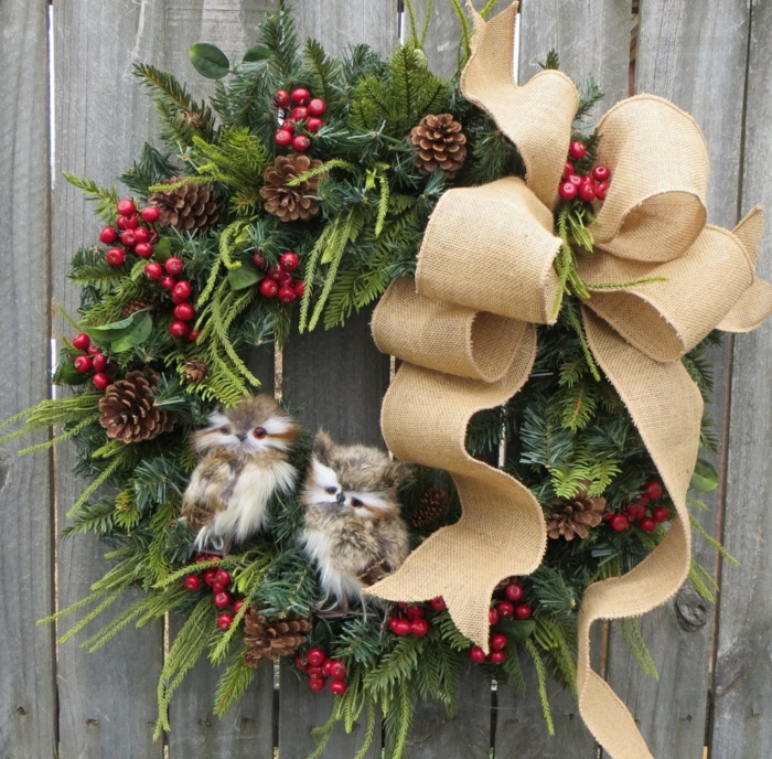 decoracion navideña casera, corona de navidad natural verde con muérdago, piñas y cinta, buhos pequeños peluches