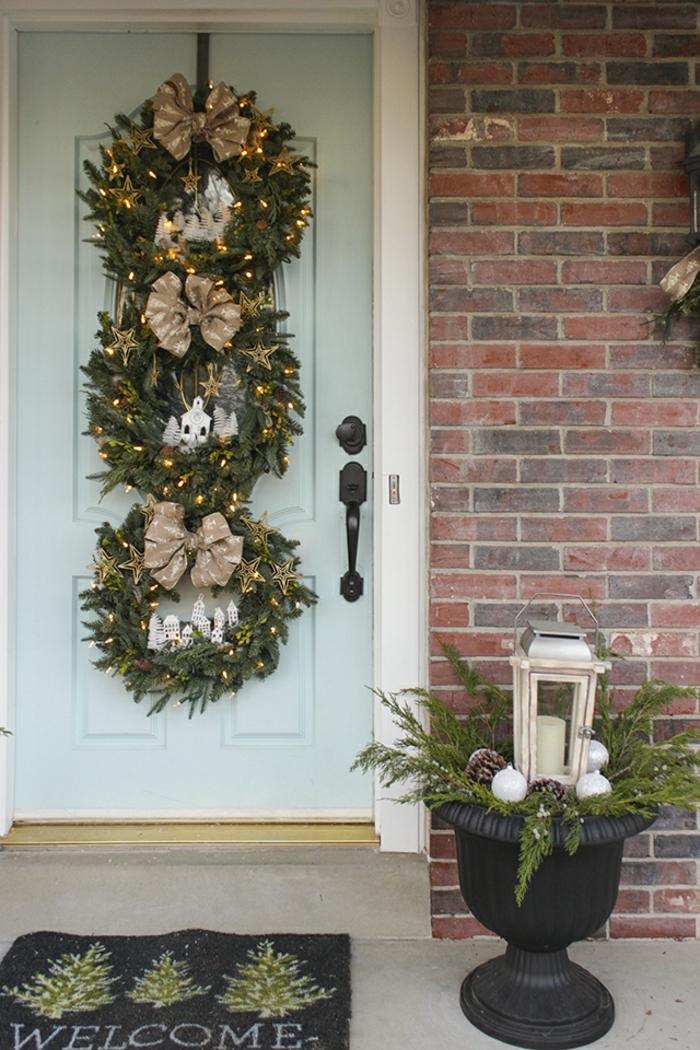 decoracion navideña, casera, corona navideña para puerta de pino natural, figuras de cartón blanco, estrellas doradas y luces