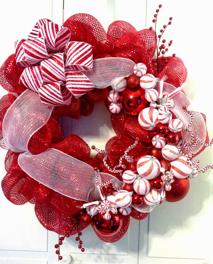 coronas de navidad, corona de navidad en rojo y blanco, tela y cinta decorativa, bolas navideñas, muerdago falso