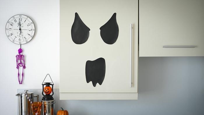 adornos halloween, armario disfrazado en fantasma, pintura negra, efecto original, cocina blanca