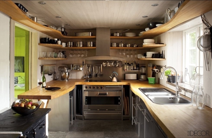 cocina comedor, estantes de madera ovales en muchos niveles, techo de madera, colores claros
