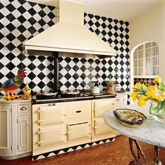 cocina comedor, cocina con grande estufa y campana extractora, paredes en blanco y negro y mesa vintage, decoración de flores