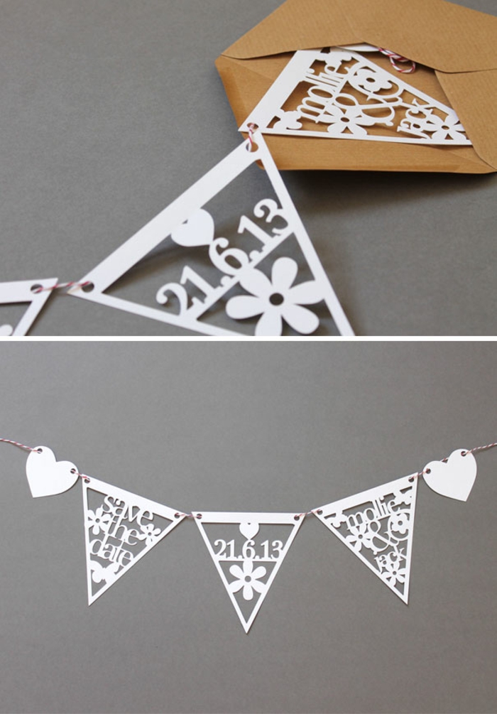 bodas originales, invitación de boda plegable como guirnalda de pared, triángulos blancos en sobre de papel kraft