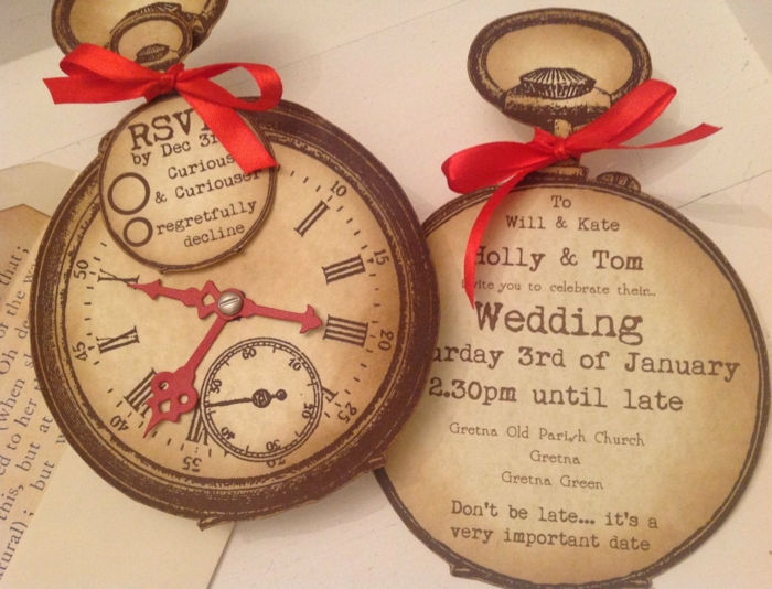 bodas originales, invitacuón de boda con relojes de alicia en el país de maravillas, papel kraft y cinta roja