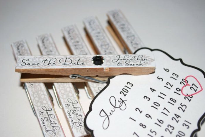 invitaciones boda, invitación como calendario pequeño blanco, corazón alrededor de la fecha, pinzas de madera con nombres de novios
