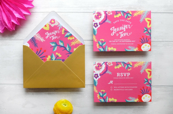 invitaciones boda, invitaciones en rosado con sobre amarillo, decoración con flores estilizadas