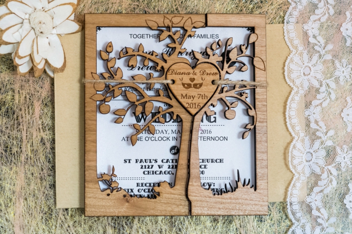 cosas de boda, invitación de boda de papel en marco de madera con árbol y corazón, encaje blanco