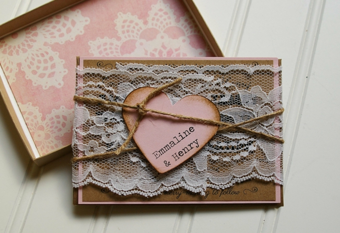 cosas de boda, invitación vintage de papel kraft en cajita con corazón rosado, cuerda y encaje blanco