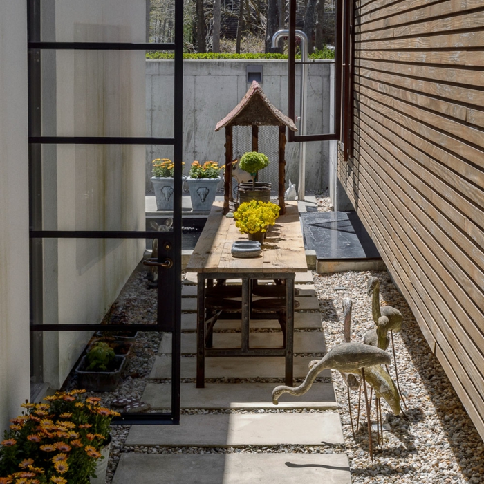 jardines pequeños, ejemplo de espacio optimizado, patio pequeño con decoración minimalista, muebles de madera