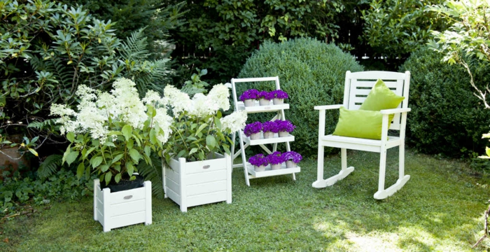 diseño de jardines, rincon en blanco, muebles de madera, macetas de palets blancos, estante original para potes con flores
