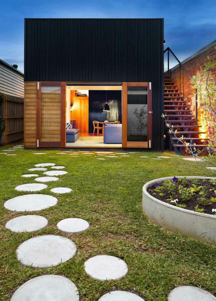 jardines con piedras, sendero original de piedras ovales de diferente tamaño, casa muy moderna en la forma de cuadrado
