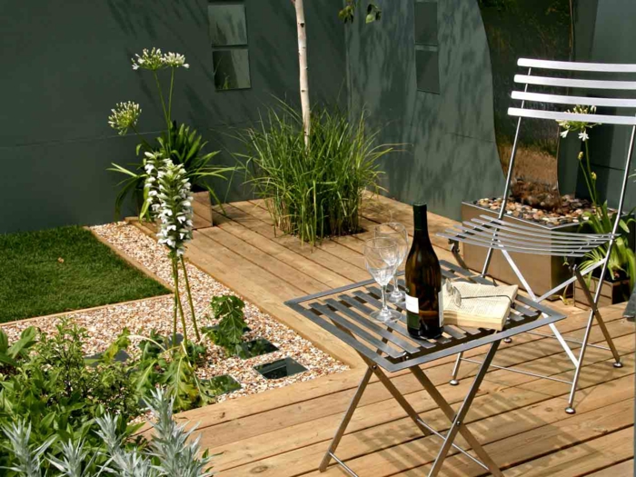 jardines-pequeños, maneras de optimizar el espacio en un patio pequeño, pavimentos diferentes, silla y mesilla de metal