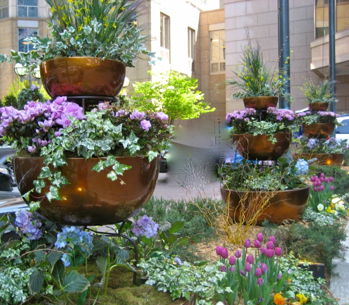 macetas grandes, decoración de patio, macetas de metal bajas redondas, color cobrizo, tulipanes púrpura