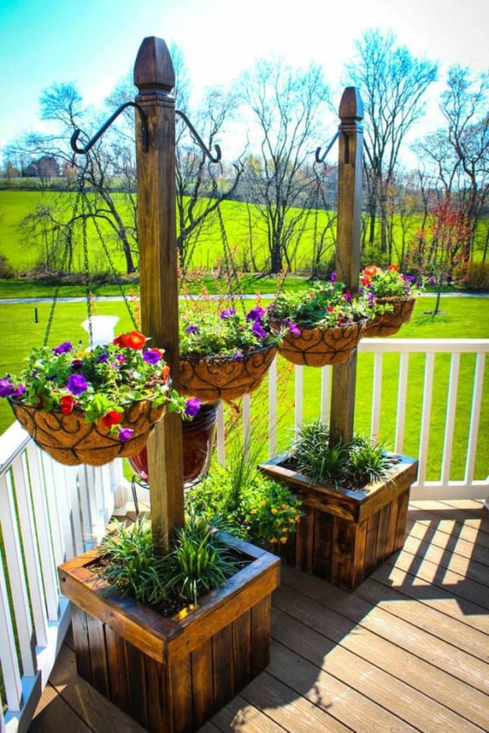 jardineras de madera, decoración de terraza con suelo de tarima, maceteros rústicos colgantes de madera con petunias