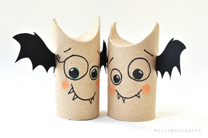 manualidades halloween para niños, cubos de cartón con alas y caras de murciélago, adornos DIY