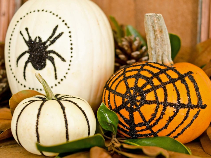 cosas de halloween, tres calabazas con ornamentos de brocado negro, decoración refinada para tu fiesta de Halloween