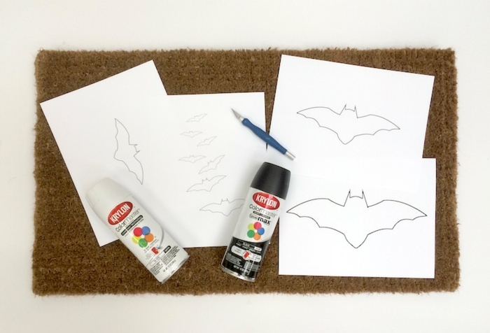 decoracion halloween, como decorar una esterilla con motivos de halloween, dibujos de murciélagos en hoja de papel blancas