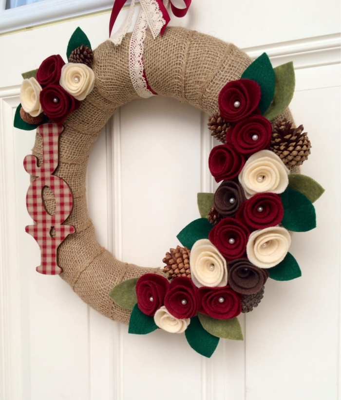 decoracion navideña manualidades, puerta blanca, corona de navidad con arpillera, rosas blancas y rojas de tela