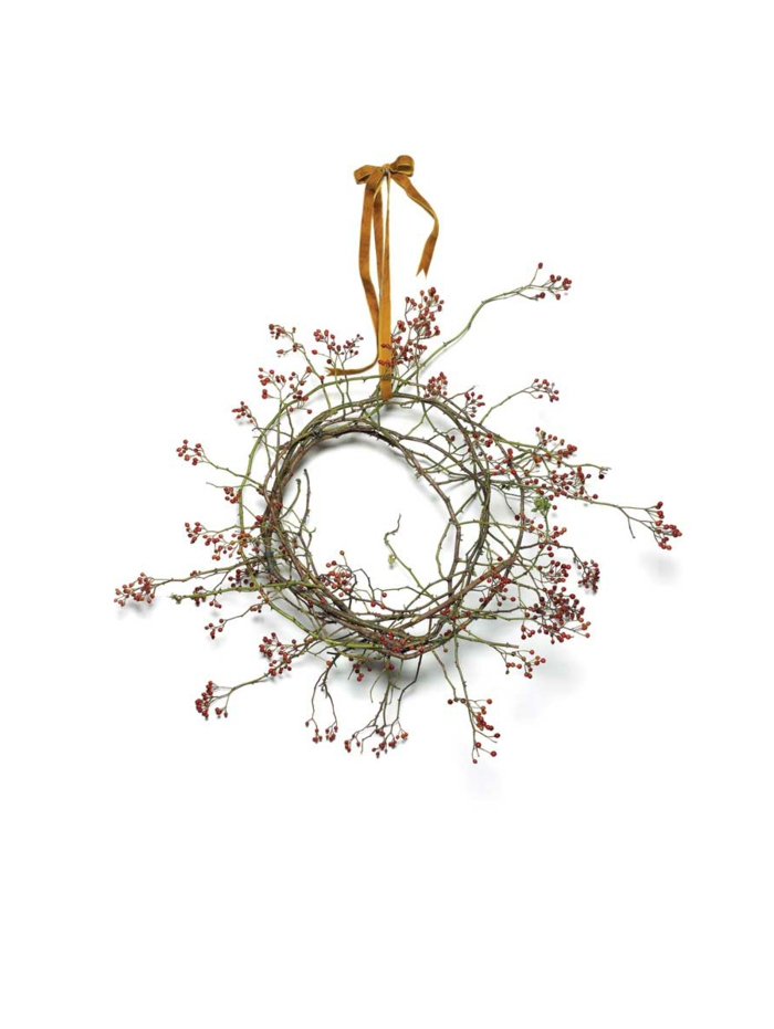 decoracion navideña manualidades, corona de navidad de rama con frutas rojas, lazo de cinta dorada