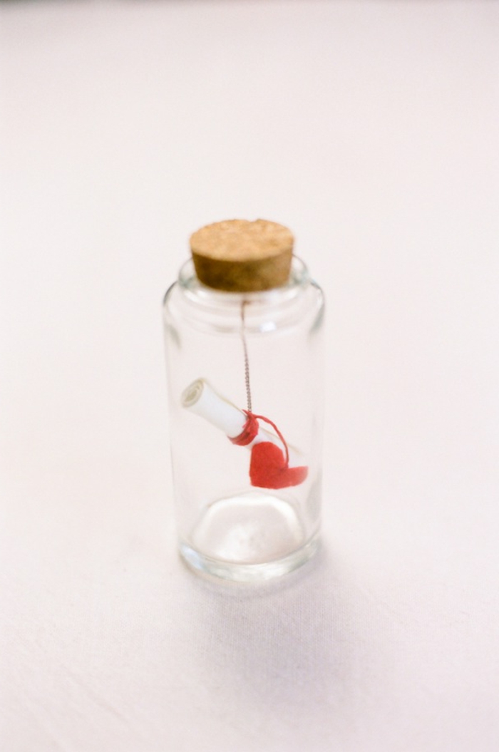 regalos san valentin, mini botella con corcho y mensaje de amor enrollado con hilo rojo y corazón
