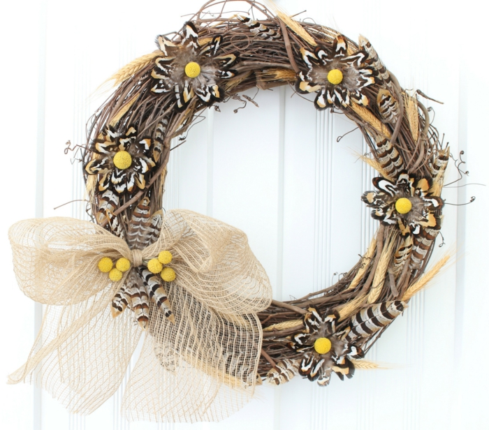 adornos de navidad caseros, corona navideña en marrón y amarillo, ramas secas, lazo de cinta beige