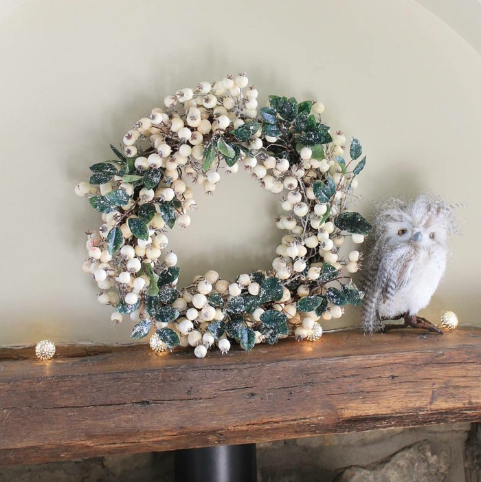 adornos de navidad caseros, corona de navidad de muerdago blanco cubierto de escarcha, figura de buho