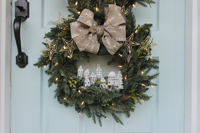 adornos de navidad caseros, corona navideña verde de tres partes cona dornos hechos a mano de cartón y escobilla