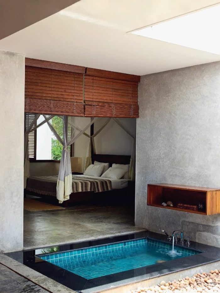 piscina de obra, piscina bañera con baldosas azules, patio interno, dormitorio matrimonio, persianas venecianas