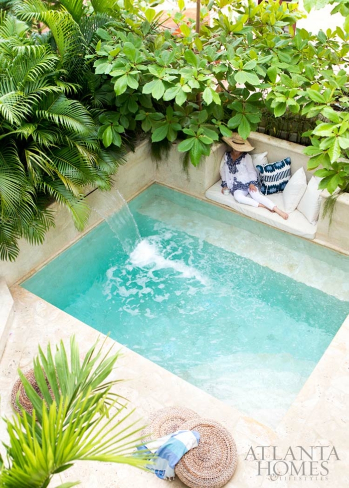 piscina desmontable, piscina pequeña con fuente, agua transparente, plantas verdes, mujer sentada sobre colchoneta blanca