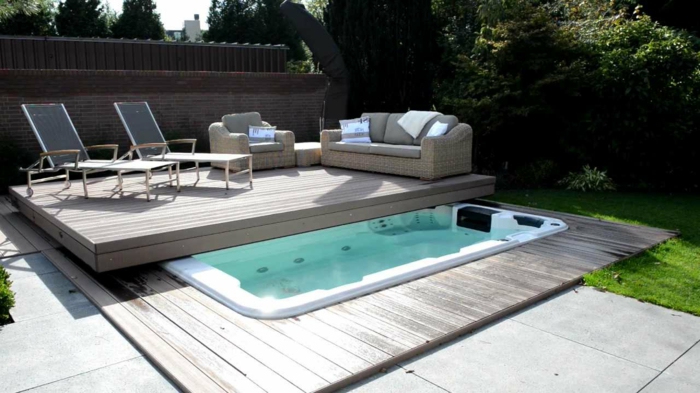 piscinas prefabricadas, piscina epqueña convertible de fibra de vidrio, sofá y sillón con cojines, tumbonas
