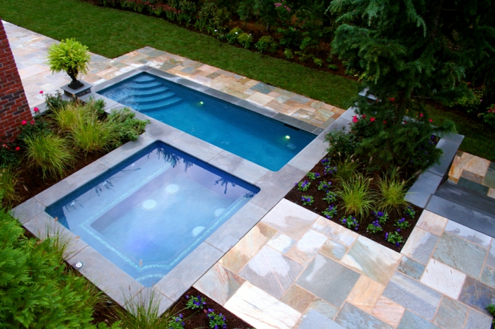piscinas desmontables, patio con suelo de baldosas, dos piscinas pequenas rectangulares, cama de flores, plantas verdes