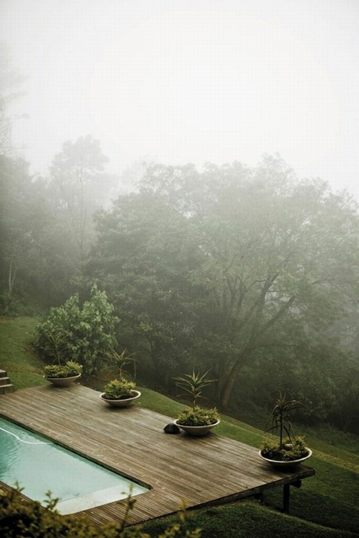 piscinas prefabricadas, patio de tarima con piscina pequeña decorativa, paisaje llovioso, bosque verde