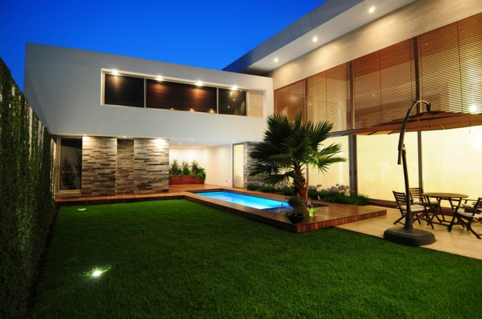 piscinas desmontables, casa moderna, patio con césped y palmera, piscina pequeña rectangular