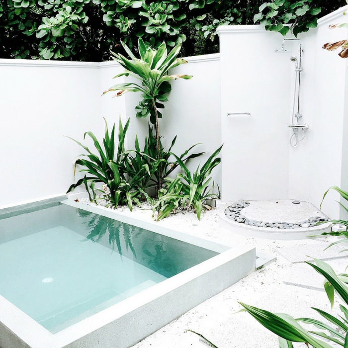 piscinas desmontables, patio todo blanco, plantas verdes, piscina cuadrada de hormigón, ducha en la pared