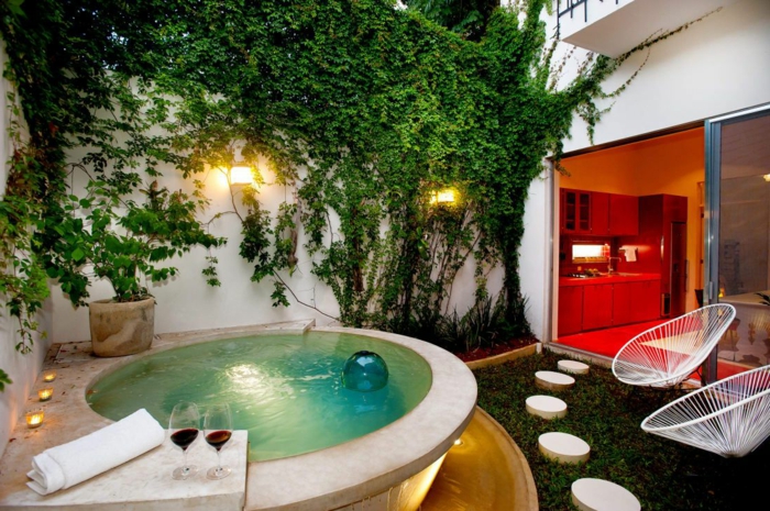 piscinas pequeñas, patio pequeño con seto vivo, piscina redonda, ventanal abierto, dos sillas acapulco, vasos de vino tinto