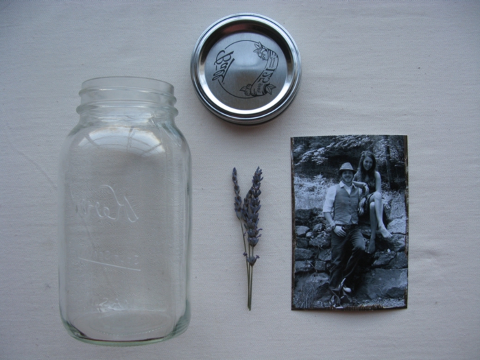 regalos romanticos, materiales para hacer decoración con foto de pareja en blanco y negro, tarro de cristal y hierba
