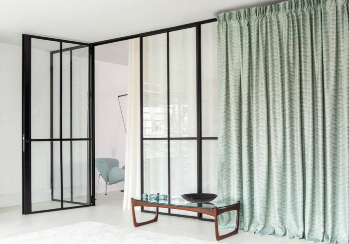 cortinas de salon, estilo minimalista, largas cortinas en pliegues, color verde marino en pequeños ornamentos, ventanal grande