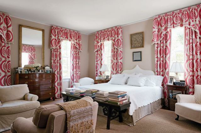 cortinas de salon, propuesta en rojo y blanco para habitaciones de un solo color, sofás y sillones en beige, mesilla para libros, grande cama con cabecero