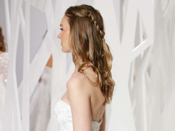 peinados semirecogidos, mujer con vestido de novia, pelo ondulado castaño, semirecogido con trenzas unidas por detrás
