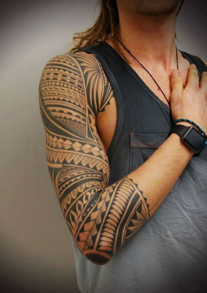 tatuajes antebrazo, tatuaje maori en brazo entero masculino, motivos punta de lanza y dientes de tiburrón