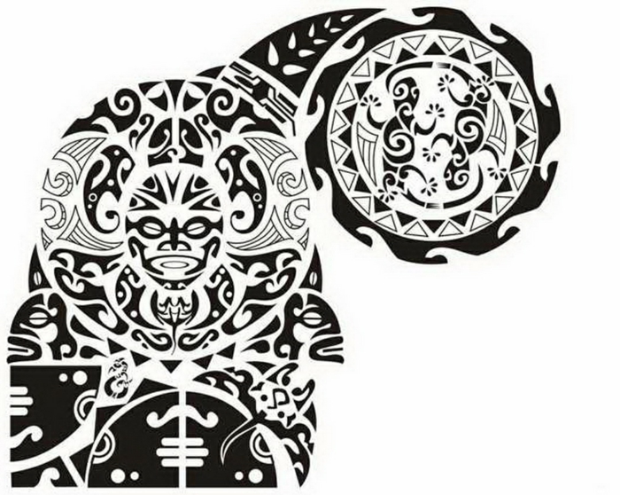 tatuajes brazo hombre, diseño de tatuaje maori en blanco y negro para brazo y pecho con cabeza mitológica